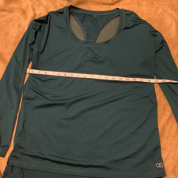 2 workout tops with open backs - Picture 10 of 15